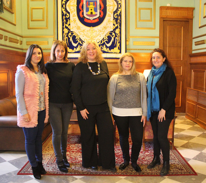 La alcaldesa de Motril se suma a las movilizaciones convocadas por los sindicatos CCOO y UGT en el D�a Internacional de la Mujer
